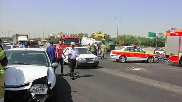 تصادف زنجیره ای در بزرگراه آزادگان / 3 خودرو مچاله شدند + عکس