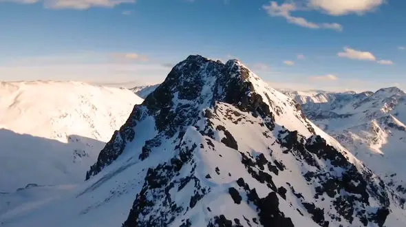 حرکات شگفت انگیز پهپاد در کوهستان برفی + فیلم