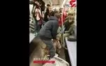 حمله سگ وحشی به یک زن در مترو!+ فیلم 