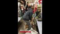حمله سگ وحشی به یک زن در مترو!+ فیلم 