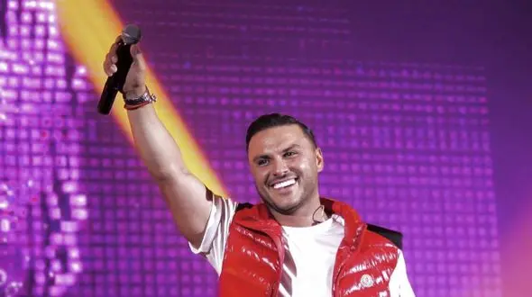 آواز باشکوه آرمین زارعی آهنگ بگو بینم / نیاد خم به ابروت به دلت اصن هر چه تو بخوای
هر چی تو بگی... + موزیک ویدیو