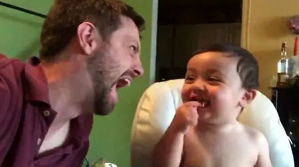 فیلم آموزش خنده های شیطانی پدر به پسرش + تصاویر