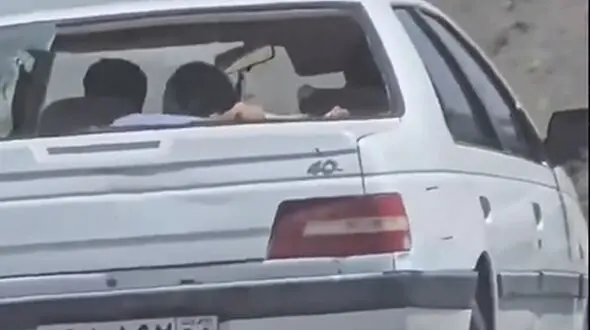 فیلم دستگیری نفس‌گیر سارقان مسلح توسط مردم محلی در ایرانشهر به سرباز! 