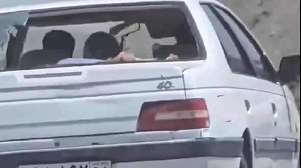 فیلم دستگیری نفس‌گیر سارقان مسلح توسط مردم محلی در ایرانشهر به سرباز! 