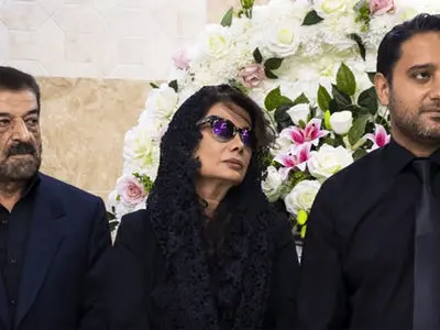 فیلم / نگاهی به حضور بازیگران و هنرمندان در مراسم ختم بهروز رضوی برادر عاطفه رضوی؛از نرگس محمدی تا آزیتا حاجیان و فاطمه مهاجرانی سخنگوی دولت