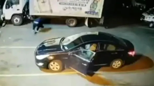 شگرد دیدنی یک سارق برای دستبرد به یک زن + فیلم
