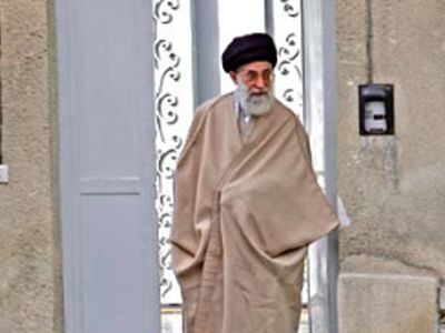 روایتی از دیدار رهبر معظم انقلاب با همسایه‌ خانه پدری‌شان در مشهد؛ همسایه‌ای که کمک حال مادر رهبری در عروسی ایشان بودند+عکس