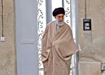 روایتی از دیدار رهبر معظم انقلاب با همسایه‌ خانه پدری‌شان در مشهد؛ همسایه‌ای که کمک حال مادر رهبری در عروسی ایشان بودند+عکس