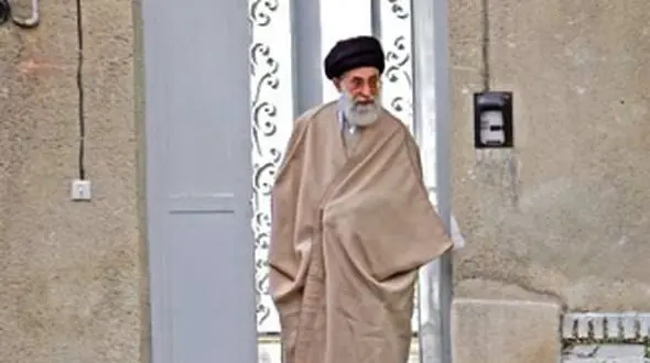 روایتی از دیدار رهبر معظم انقلاب با همسایه‌ خانه پدری‌شان در مشهد؛ همسایه‌ای که کمک حال مادر رهبری در عروسی ایشان بودند+عکس