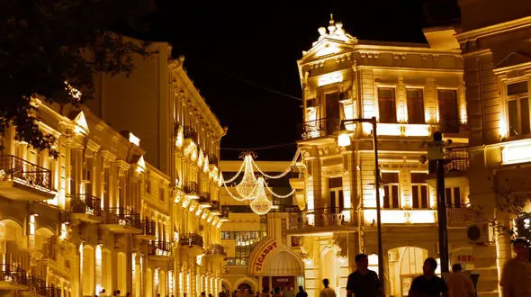 از بازارهای مملو از اجناس مارک باکو بازدید کنید