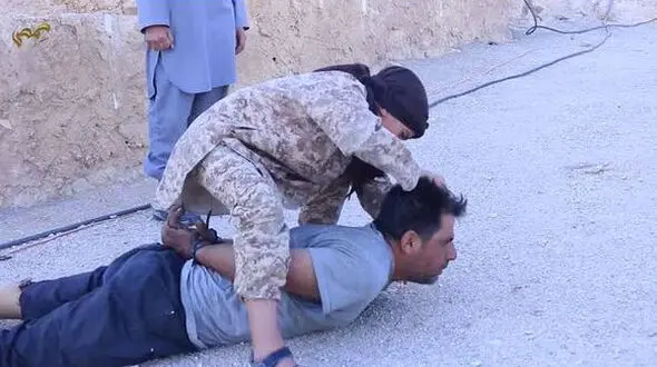 داعش از جلاد 7 ساله خود رونمایی کرد! + عکس