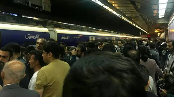 اختلال در خط 2 متروی تهران +عکس