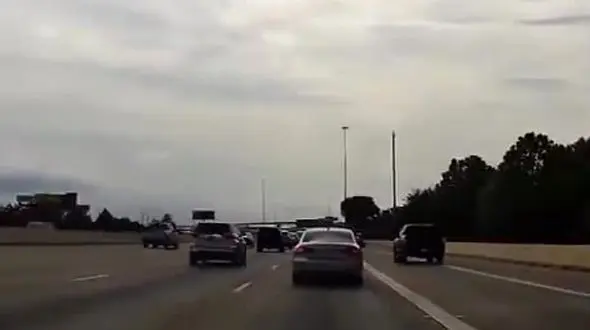 ببینید / فاجعه وسط اتوبان /  چپ کردن تریلی ۱۸ چرخ پس از زیر گرفتن خودروی سواری + فیلم