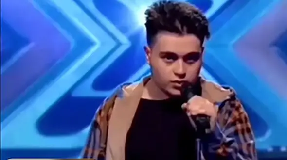 آواز بهشتی پسر اوتیسمی با آهنگ عاشق نمیشدم  ! / همه هاج و واج ماندند ! + فیلم