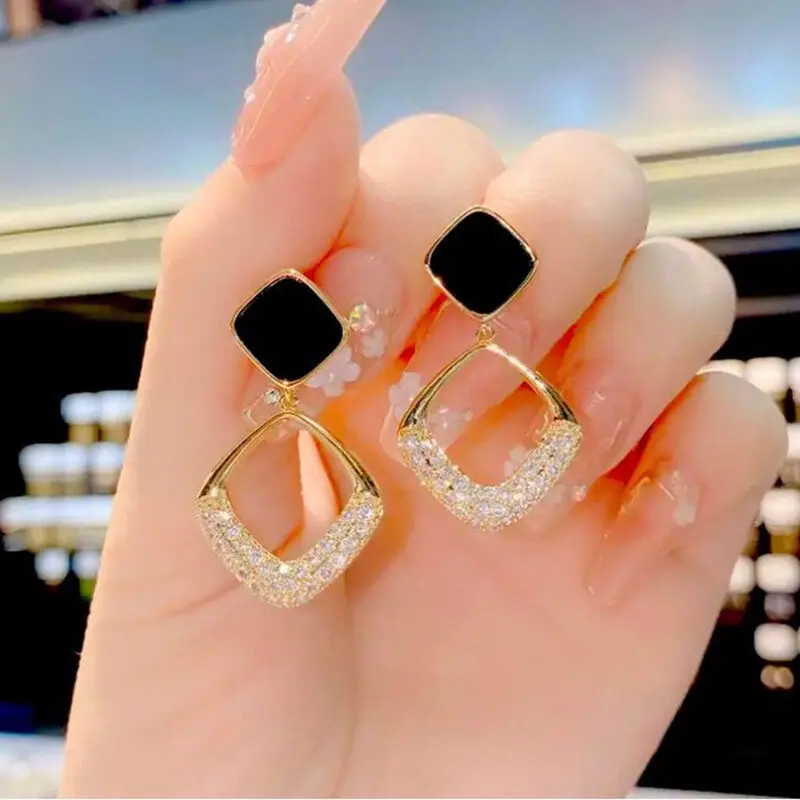 گوشواره‌ ترند دخترانه مینیمال ۲۰۲۵ 