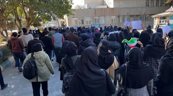 راهپیمایی پرستاران و کادر درمان مشهد در اعتراض به معوقات و تبعیض‌های مزدی