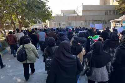 راهپیمایی پرستاران و کادر درمان مشهد در اعتراض به معوقات و تبعیض‌های مزدی