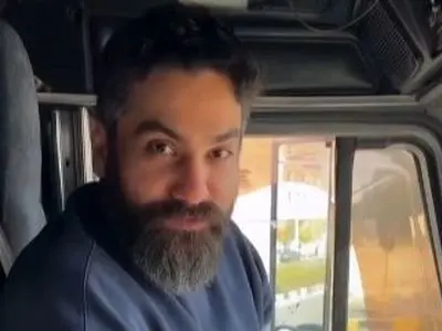 فیلم/ ادای احترام به پدر در مراسم سالگردش به سبک علی زندوکیلی/ حضور کنار مزار با ماشین سنگینِ ماک!