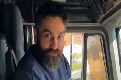 فیلم/ ادای احترام به پدر در مراسم سالگردش به سبک علی زندوکیلی/ حضور کنار مزار با ماشین سنگینِ ماک!