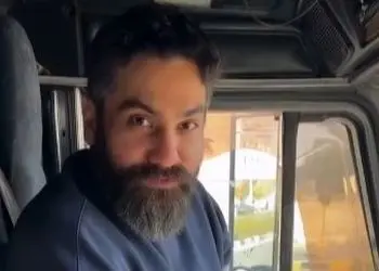 فیلم/ ادای احترام به پدر در مراسم سالگردش به سبک علی زندوکیلی/ حضور کنار مزار با ماشین سنگینِ ماک!