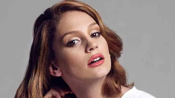  عکس/ خانم بازیگر ترک باحجاب شد! 