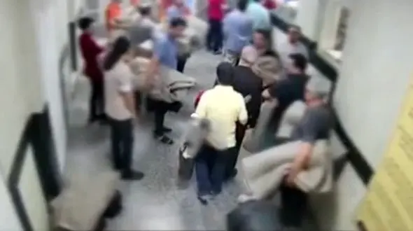 فیلم لحظه ورود تعدادی از زندانیان امنیتی به سالن اندرزگاه 7 زندان اوین
