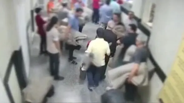 فیلم لحظه ورود تعدادی از زندانیان امنیتی به سالن اندرزگاه 7 زندان اوین
