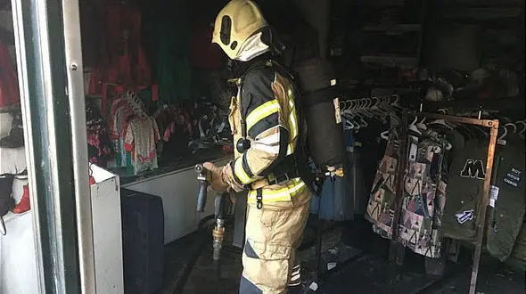 آتش سوزی مغازه فروش پوشاک بچه گانه در شمال تهران + عکس