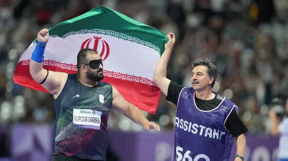 عکس دردناک کفش پاره قهرمان  ایرانی جهان در پارالمپیک پاریس ! / با آبروی ایران بازی نکیند آقایان مسئول