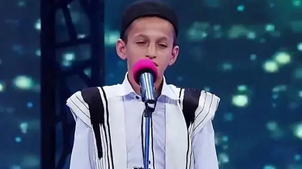 فیلم آوازخوانی تلخ آرمان امیدی بعد از حادثه تلخ و فوت خواهرش در تلویزیون / ما جاهلی بیدم خدای زمونه ...