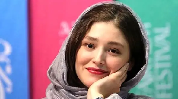 تیپ ناهماهنگ فرشته حسینی در اکران یک فیلم