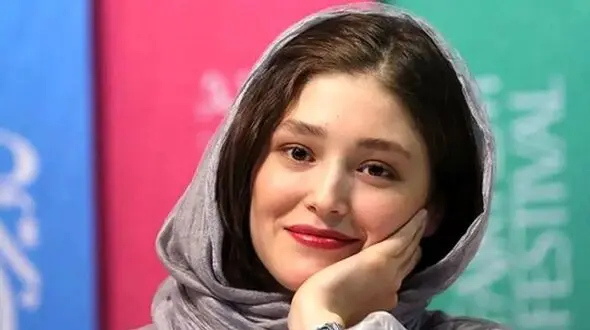 تیپ ناهماهنگ فرشته حسینی در اکران یک فیلم