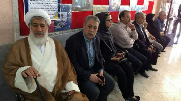 آیت الله امجد برای شرکت در انتخابات وارد شد