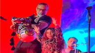 فیلم آواز باشکوه در کنسرت نی انبان محسن شریفیان / دختربچه فرفری کنسرت و گرفت دستش چه میرقصه!