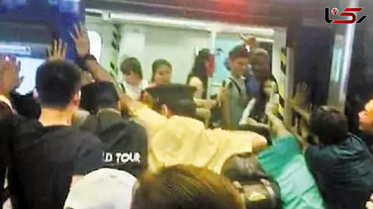 نجات زن گرفتار در قطار مترو توسط مردم +تصاویر