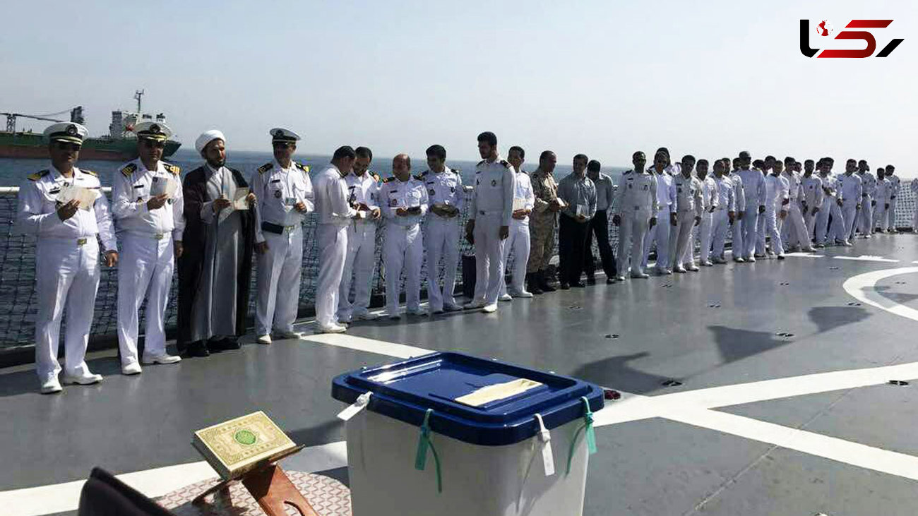 صحنه ای زیبا از رای دادن پرسنل نیروی دریایی بر روی عرشه کشتی+ عکس