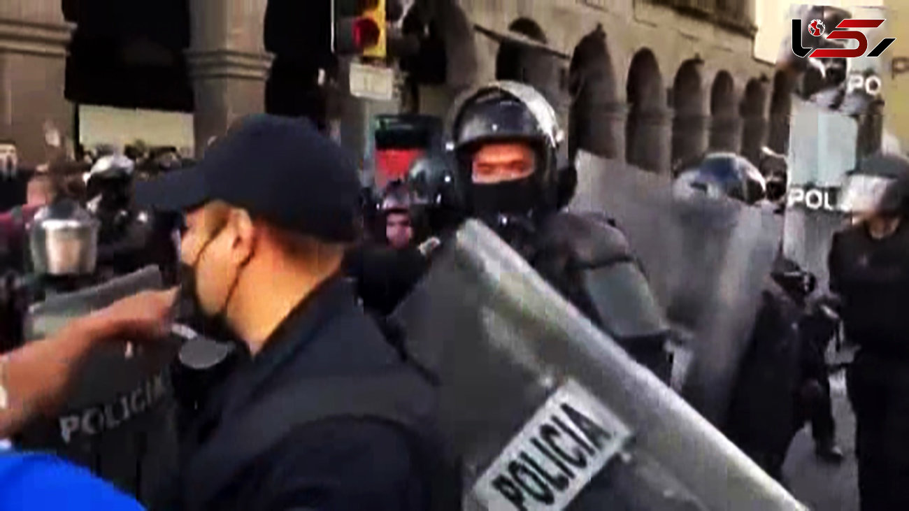 آتش زدن مامور پلیس توسط مردم معترض + فیلم / مکزیک