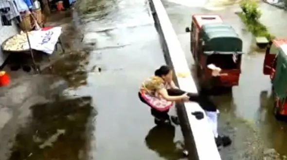 این مادر مانع مرگ دخترش شد + فیلم 