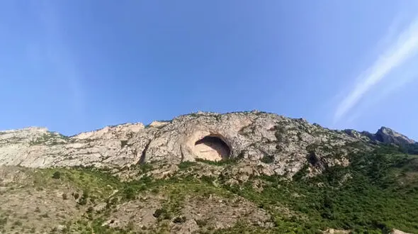 چین خوردن زمین در سوادکوه و شکل گیری یک غار / تخریب غار در ادامه فعالیت معادن شن و ماسه