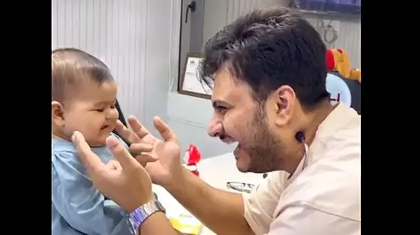 خلاقیت خنده دار پزشک ایرانی در آمپول زدن به نوزاد+فیلم/ سلطان آمپول خودتی و بس!