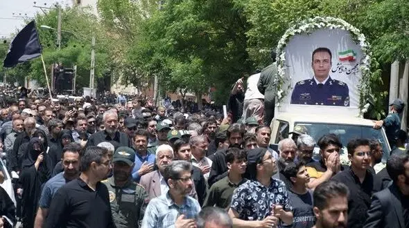 گزارش تصویری حماسه مردم نجف آباد در تشییع پیکر شهید دریانوش