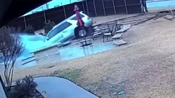 ببینید / لحظه سقوط خودرو شاسی بلند به استخر خانه از دید دوربین‌های مدار بسته + فیلم