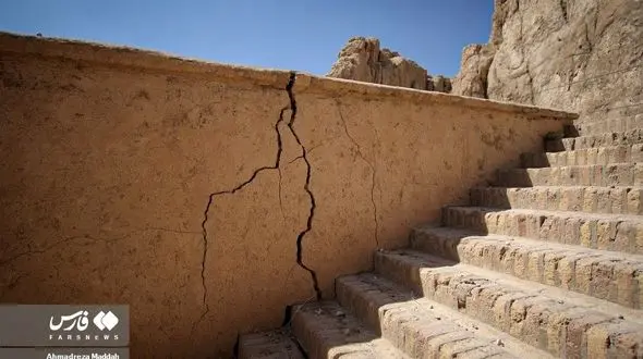  شکاف های فرونشست زمین بر نقش رستم شیراز 