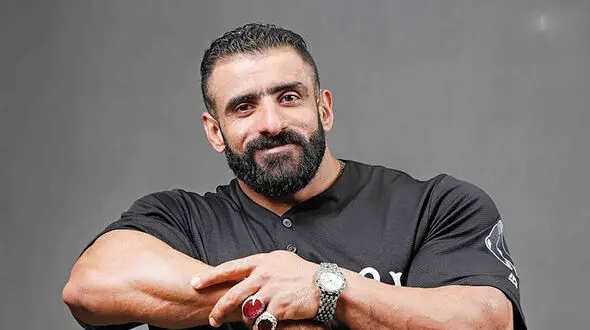 فیلم صحبت های هادی چوپان در اداره پلیس راهور / قهرمان مستر المپیا از مردم چه درخواستی داشت؟
