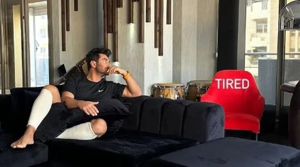 سیر و سیاحتی در خونه دوبلکس باشکوه و شاه نشین محمدرضا گلزار/ لوستر های اعیانی، گچبری سه بعدی سقف و...