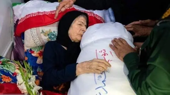 درگذشت مادر شهید ۸ روز پس از دیدن پیکر فرزندش+ عکس زیبا از پیکر شهید در آغوش مادرش