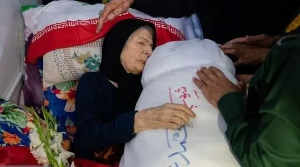 درگذشت مادر شهید ۸ روز پس از دیدن پیکر فرزندش+ عکس زیبا از پیکر شهید در آغوش مادرش