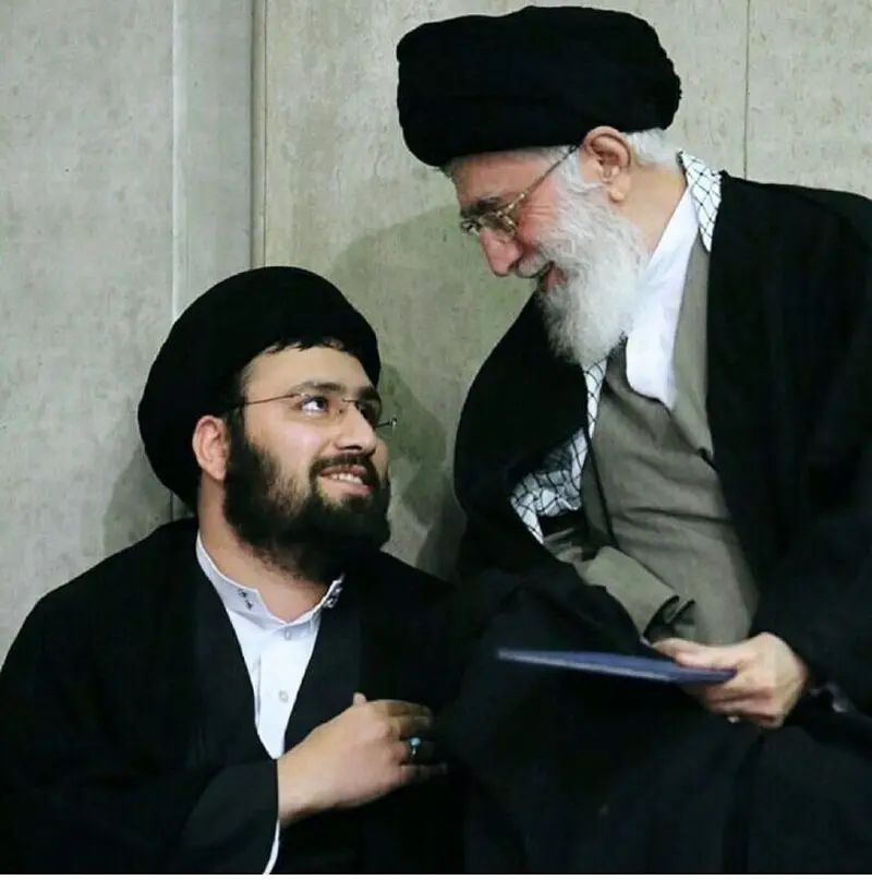 عکس پر معنی سید علی خمینی با رهبر انقلاب 