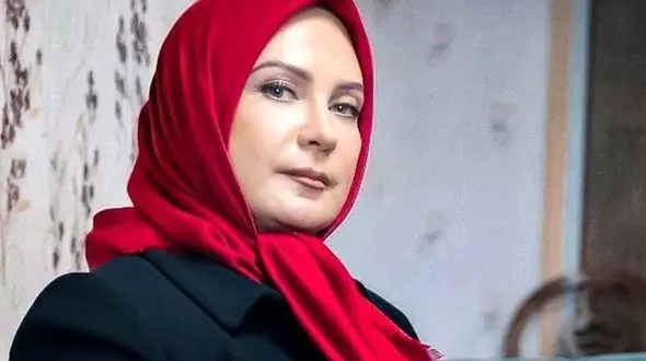 استایل متفاوت لعیا زنگنه در پشت‌صحنه کازابلانگا باکت جین / پیرنشو ترین خانم بازیگر ایرانی در 60 سالگی!