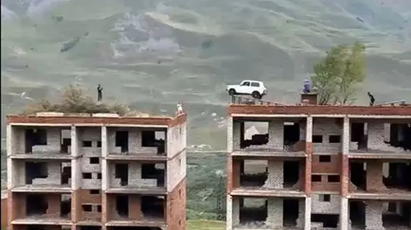 فیلم/ لحظه ثبت فاجعه در پی اقدام دور از عقل راننده خودروی لادا 